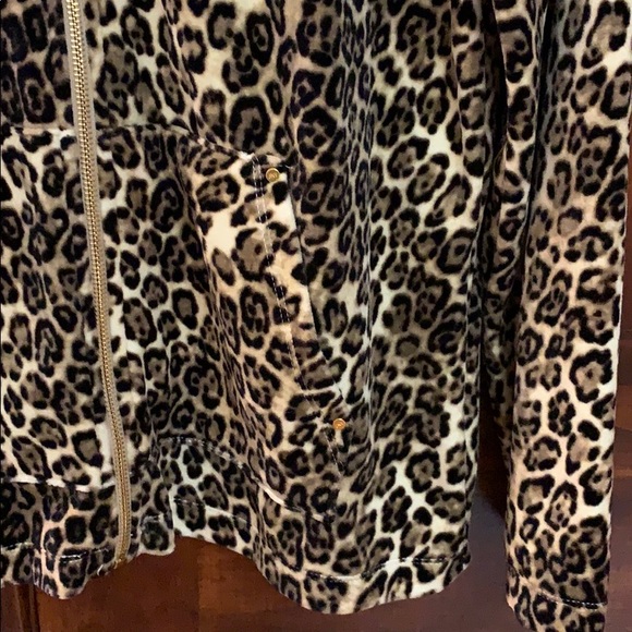 Jones New York , velvety soft Leopard Print - Picture 3 of 3